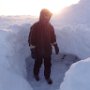 Construction d'un igloo en haut de Kilopaa